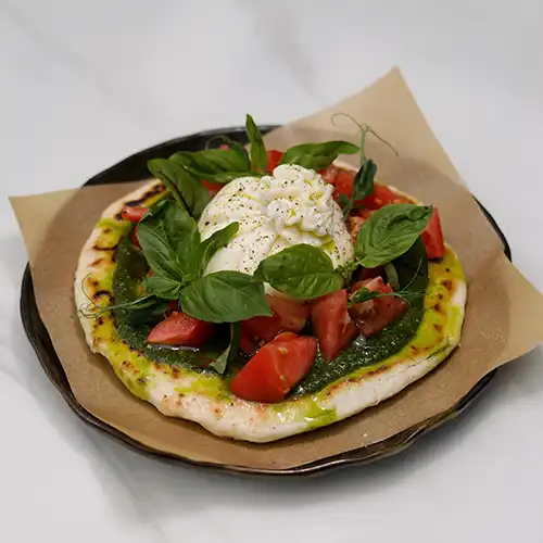 Буррата с дагестанскими томатами и соусом песто