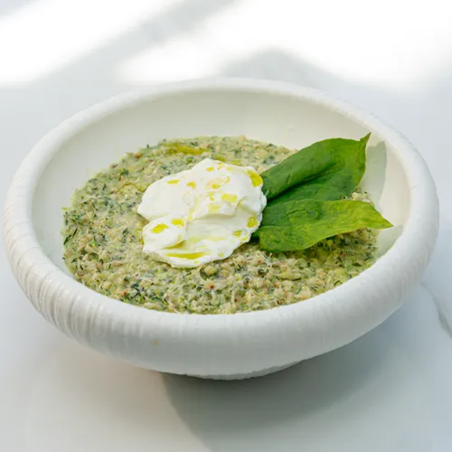 Зеленая гречка с листьями шпината