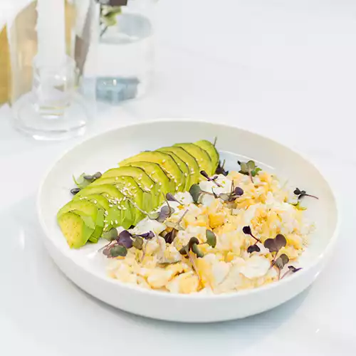 Скрембл с авокадо и страчателлой