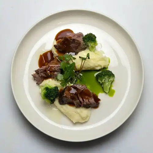 Говяжьи щеки с картофельным пюре