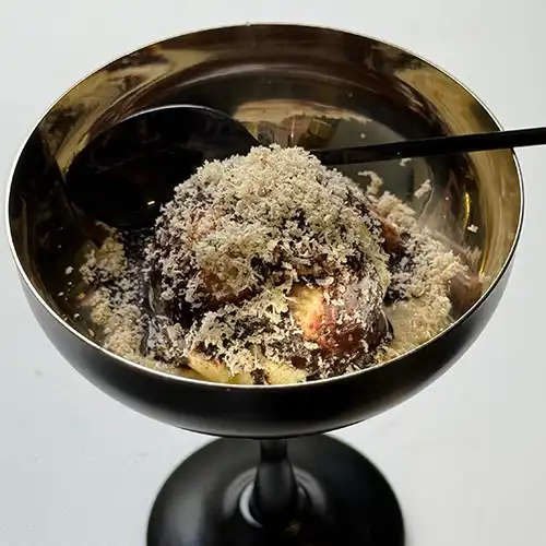 Мороженое в шоколаде с грецким орехом