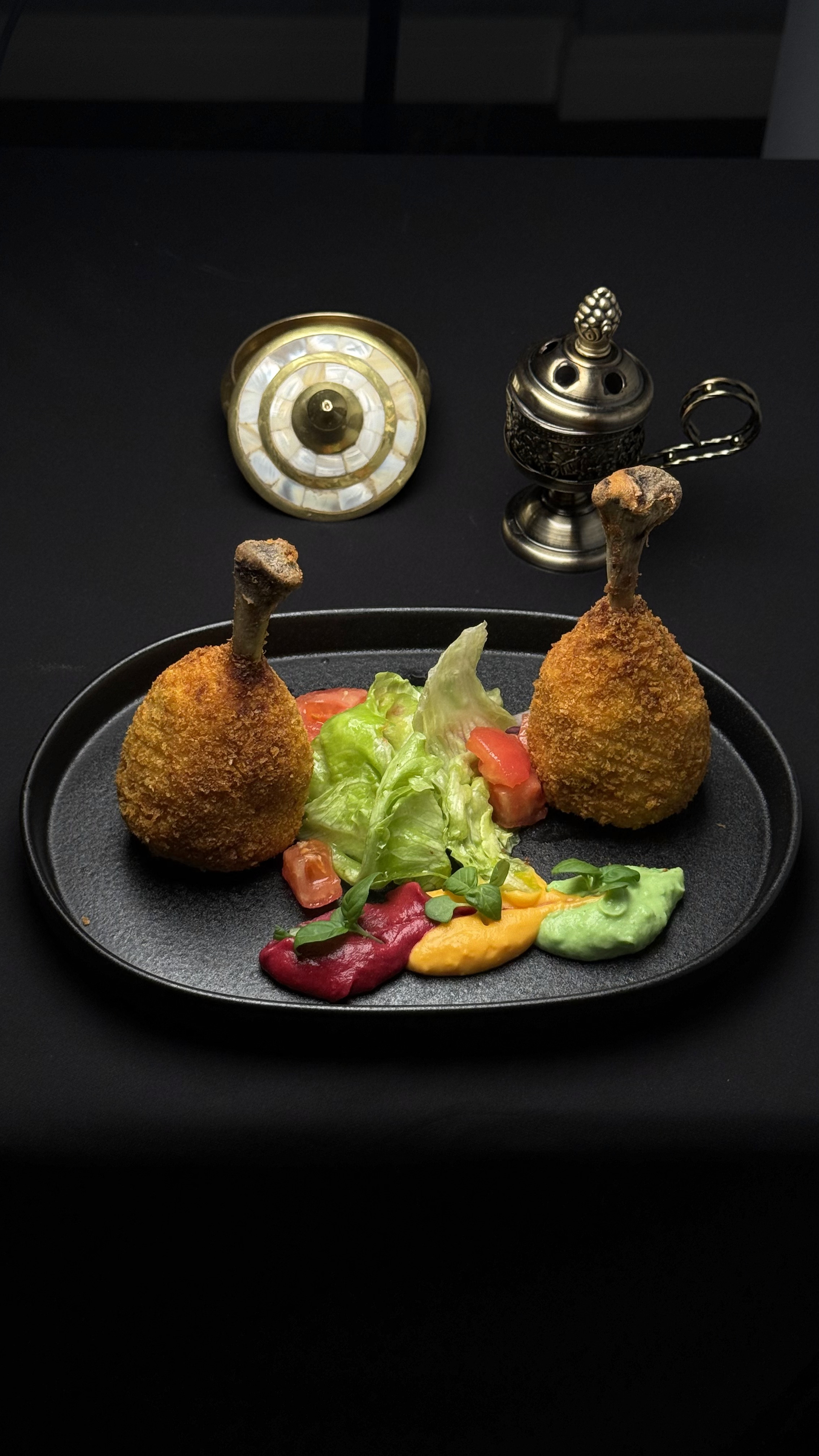 Куриные бедрышки в панировке с овощным соусом